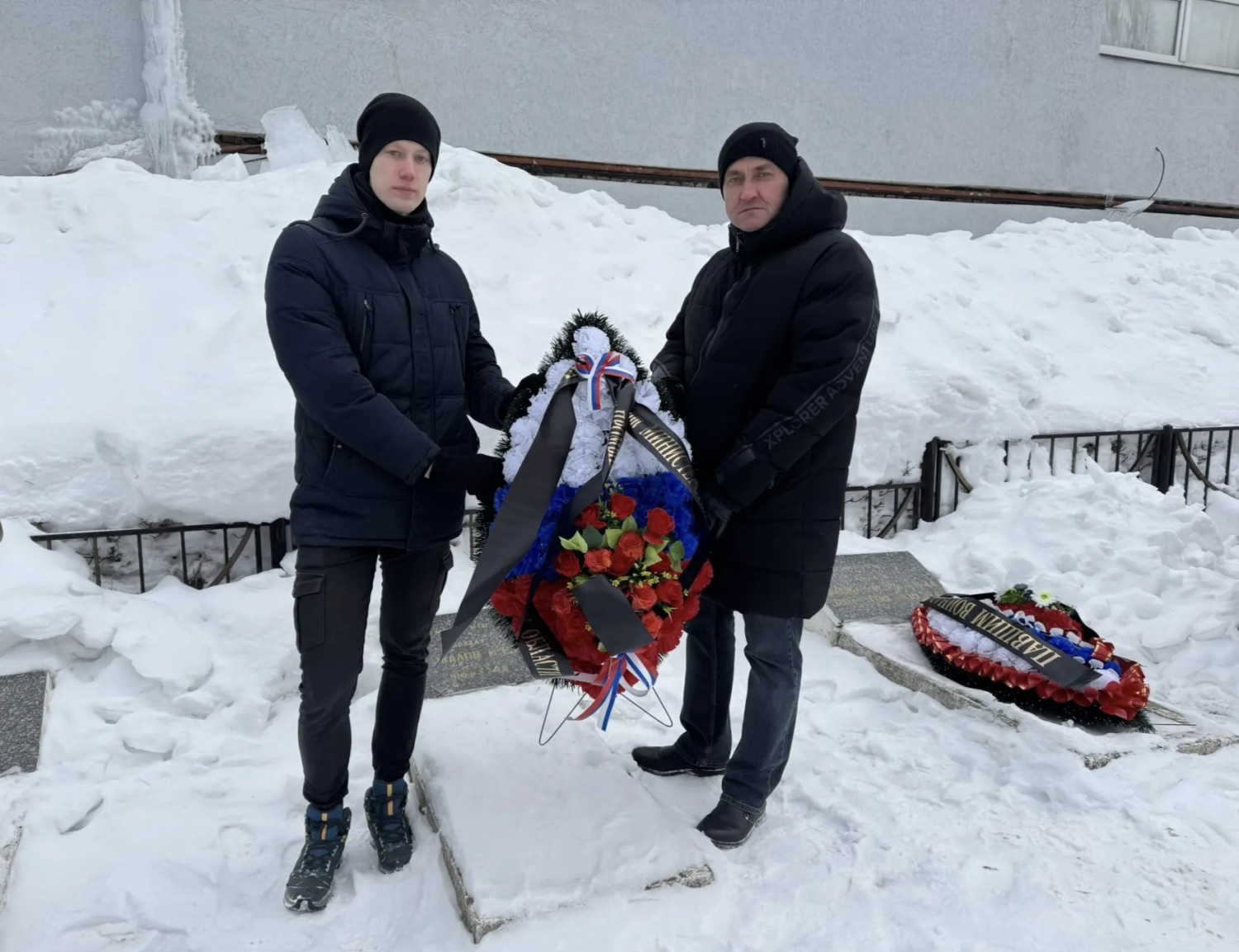 В Пензе возложили цветы к братским могилам на Мироносицком кладбище В Пензе возложили цветы к братским могилам на Мироносицком кладбище