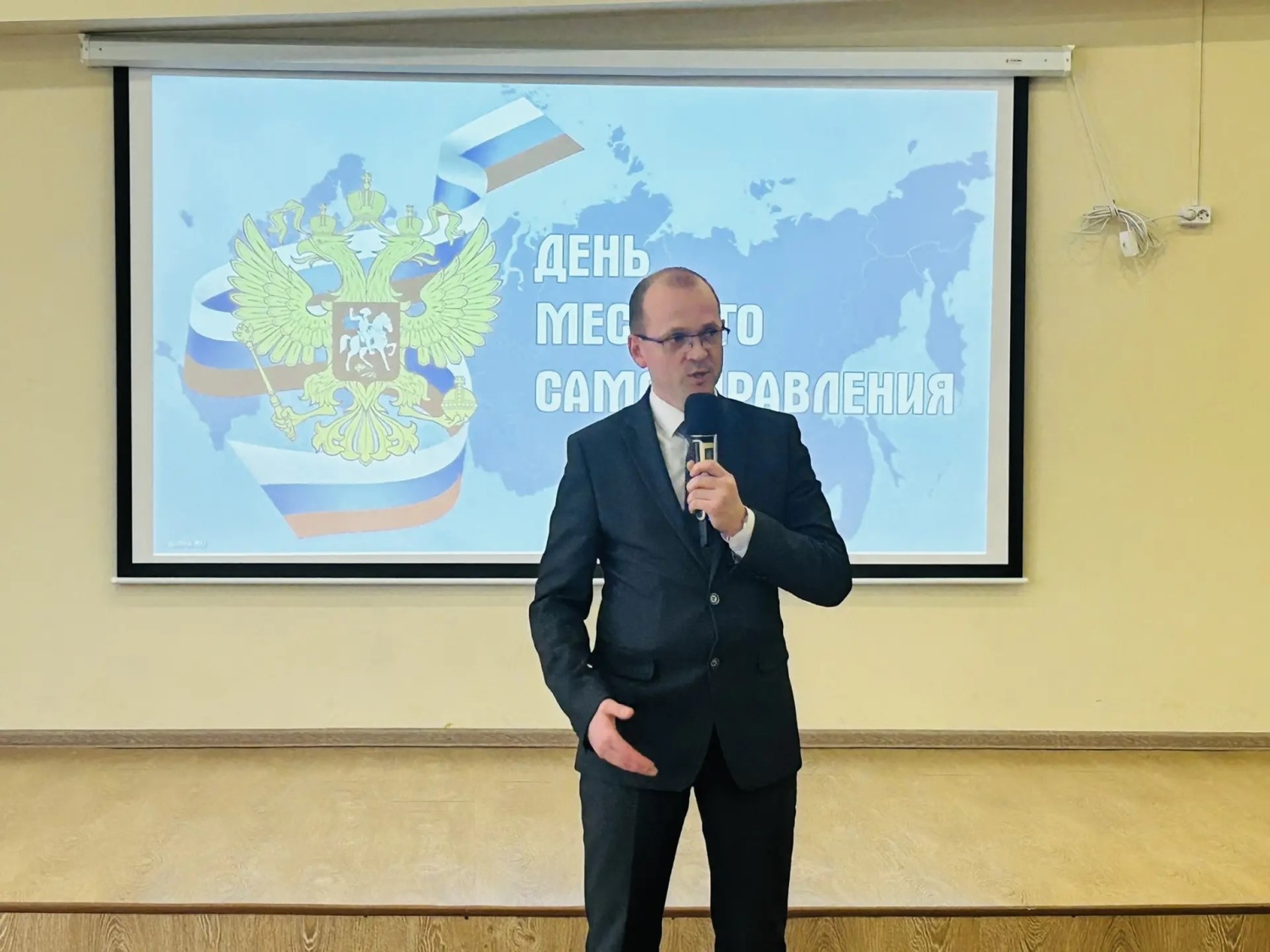 Роман Трялин поздравил сотрудников администрации Нижнеломовского района с Днем местного самоуправления