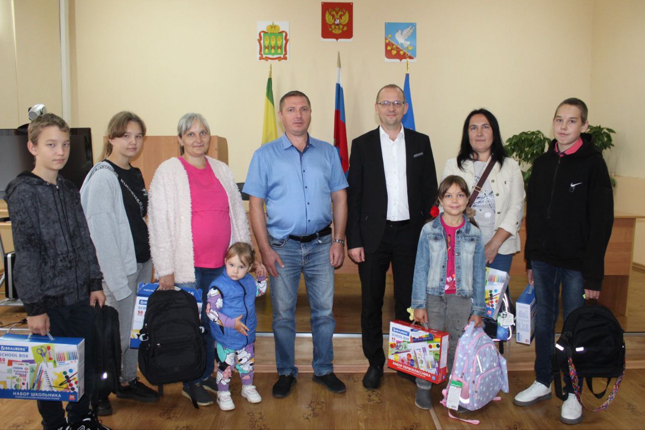 Роман Трялин принял участие в благотворительной акции «Собери ребенка в школу!» Роман Трялин принял участие в благотворительной акции «Собери ребенка в школу!»