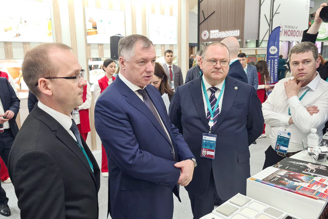 Марат Хуснуллин и Олег Мельниченко провели рабочую встречу на форуме в Казани Марат Хуснуллин и Олег Мельниченко провели рабочую встречу на форуме в Казани