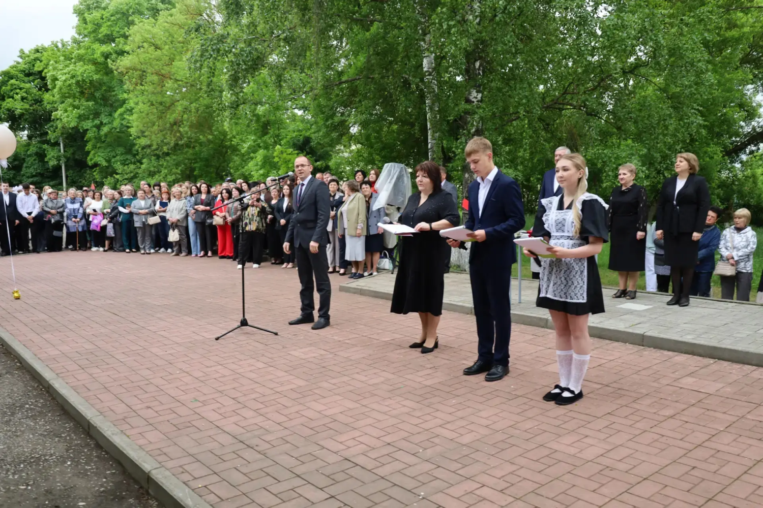 Роман Трялин поздравил выпускников Нижнего Ломова с последним звонком Роман Трялин поздравил выпускников Нижнего Ломова с последним звонком