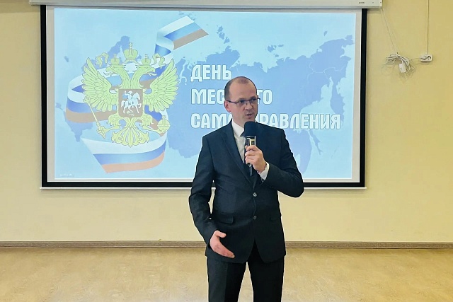Роман Трялин поздравил сотрудников администрации Нижнеломовского района с Днем местного самоуправления Роман Трялин поздравил сотрудников администрации Нижнеломовского района с Днем местного самоуправления