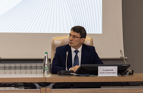 Заместитель Председателя Правительства – Министр экономического развития и промышленности Алмаз Хакимов принял участие в сессии «Промышленность. Строительство. Безопасность. Экология»