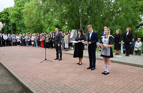 Роман Трялин поздравил выпускников Нижнего Ломова  с последним звонком