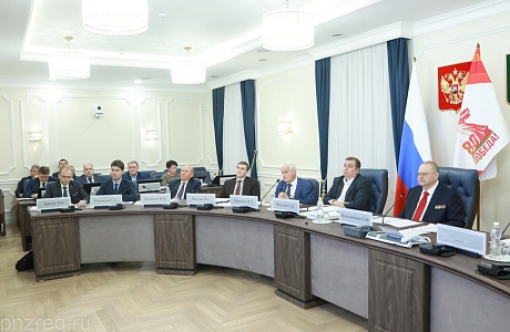 Олег Мельниченко призвал активнее внедрять в работу МФЦ современные цифровые услуги