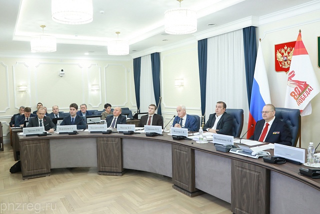 Олег Мельниченко призвал активнее внедрять в работу МФЦ современные цифровые услуги