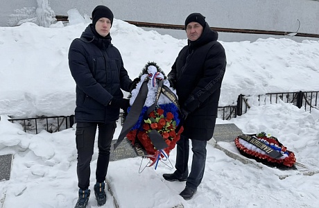 В Пензе возложили цветы к братским могилам на Мироносицком кладбище В Пензе возложили цветы к братским могилам на Мироносицком кладбище